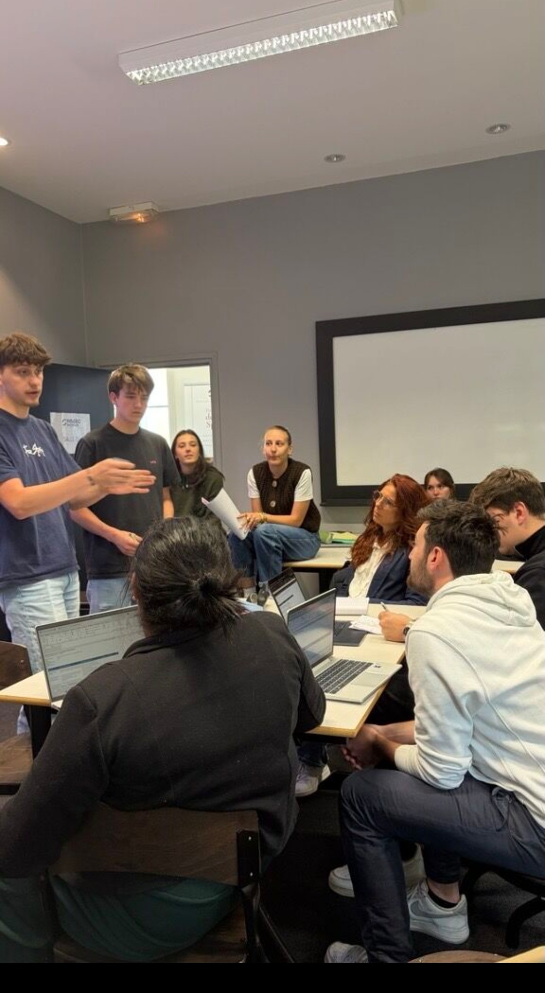 Restitution d'atelier devant un groupe d'étudiants